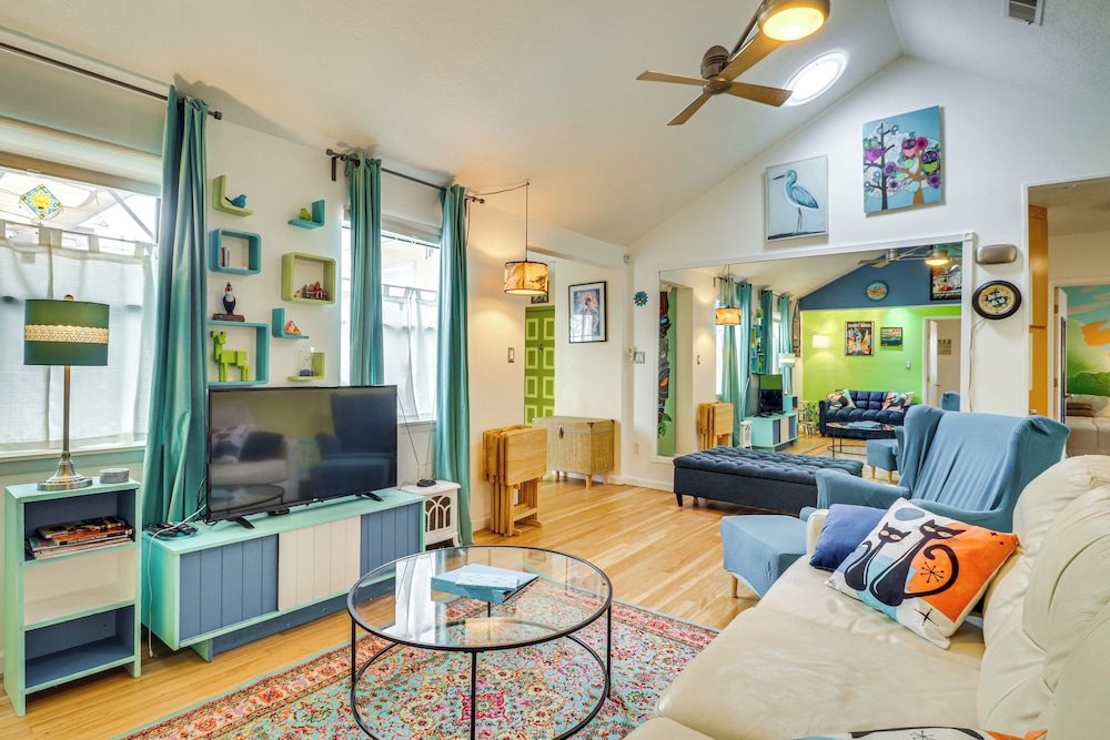 Outdoor Bar & Large Pool: Retro ABQ Retreat!