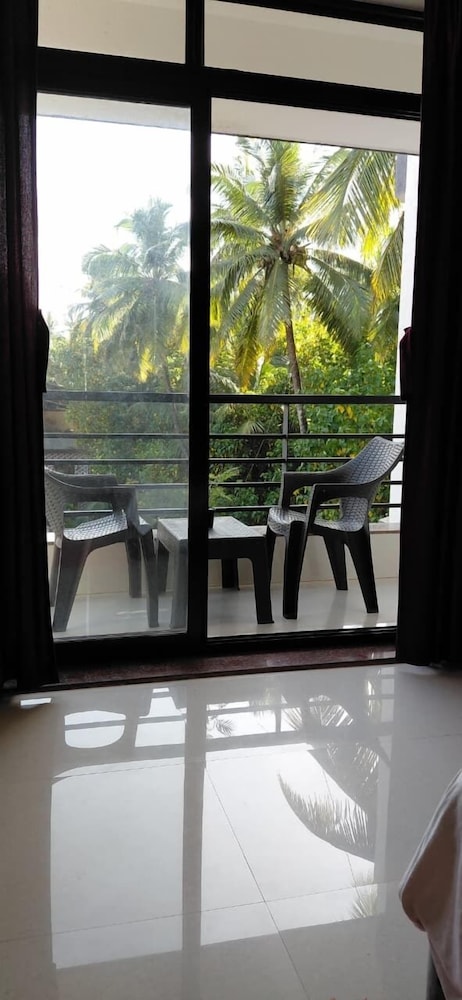 Wave Morjim Hotel