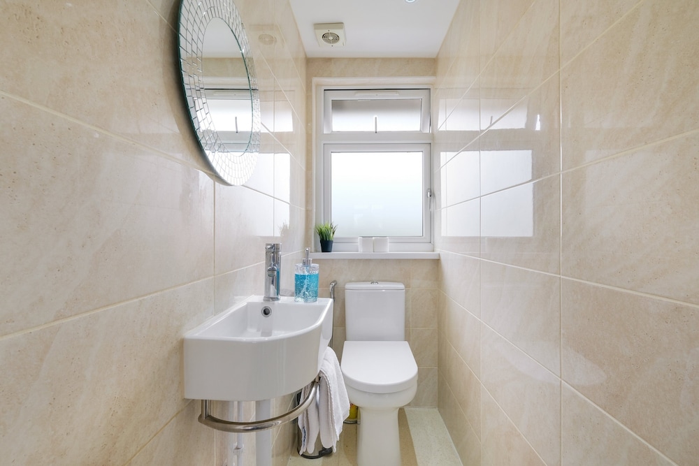 Elegant 5 Bed Home with Garden- Slough