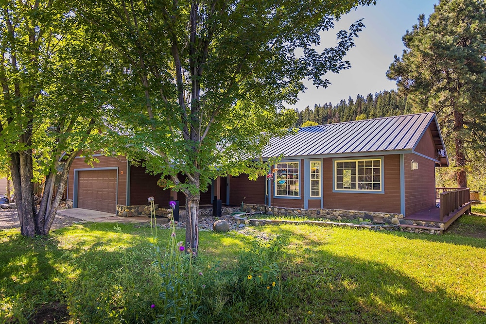 Cozy Home w/ Hot Tub: 7 Mi to Pagosa Hot Springs