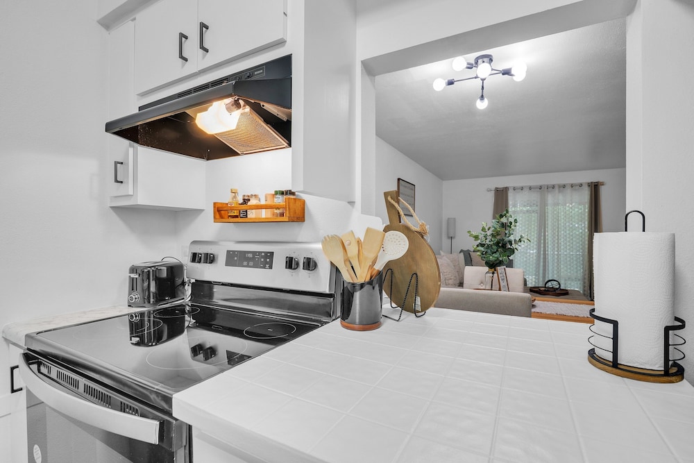 Be Our Guest - Cozy Townhome Near Downtown Ocala 2 Bedroom Townhouse
