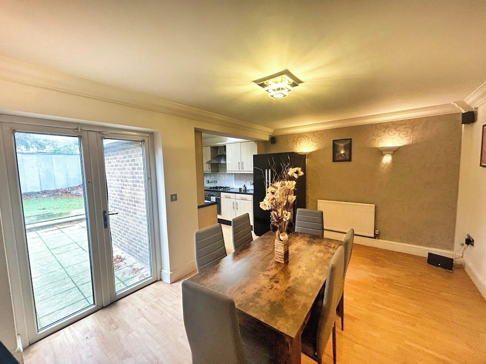 3 Bed Semi - Sleeps 5 - Parking - Pets - Garden