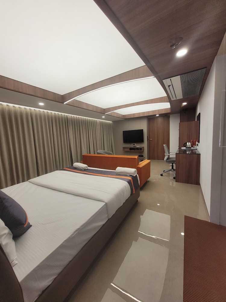 Hotel Shreeji Vatika-Airport Road