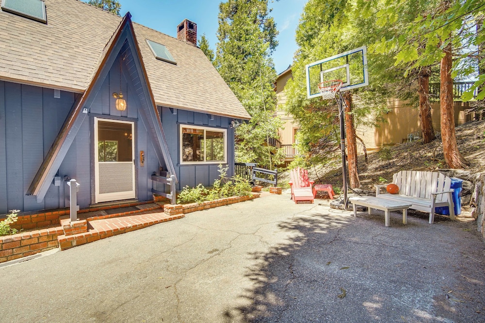 Steps to Lake Arrowhead: Cabin w/ Bbq!