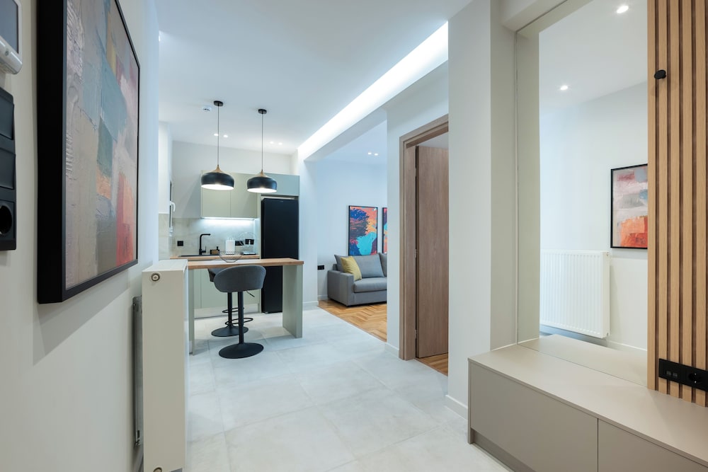 Stylish 2BR flat near hospital & metro