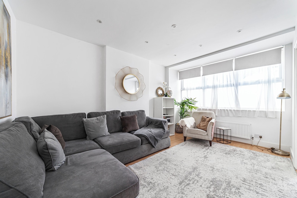 Spacious & Chic 3bed House in London