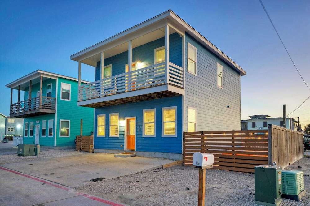 Sleeps 24, 2 Homes 2blocks to the Beach, Pool, Game Room, Patio w/ Outdoor Bar