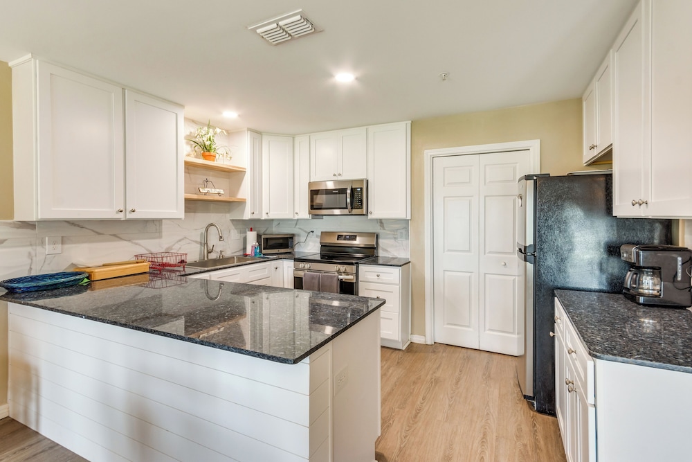 Walk to Beach: Condo in Pensacola w/ Pool Access