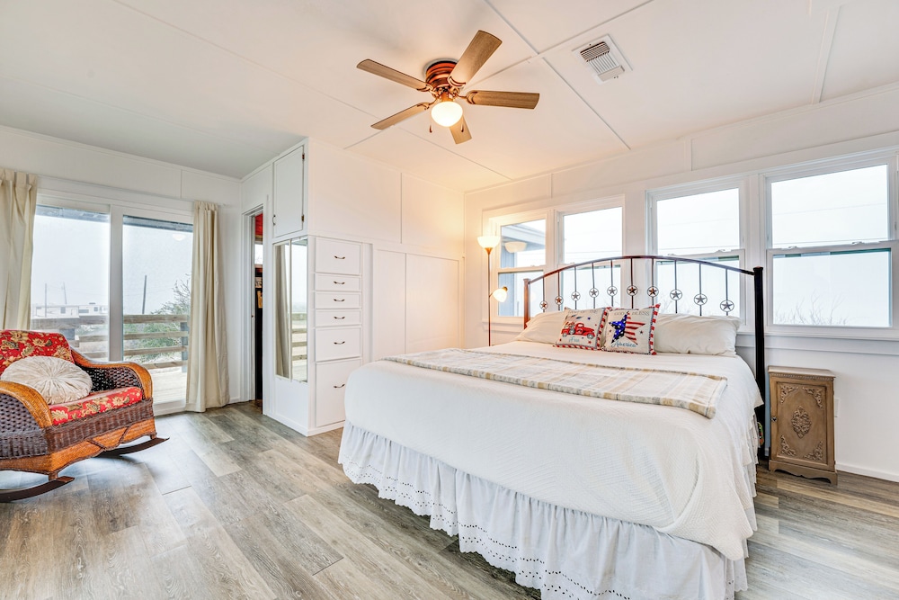 Gulf Coast Cottage w/ Beach Access: Fish & Paddle!