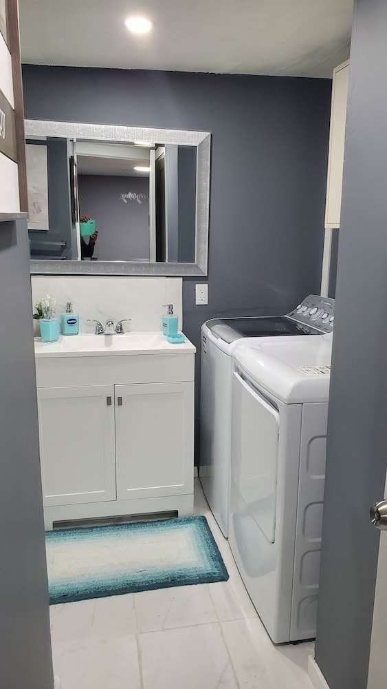 12 Spacious Home w A C Crib Garage By Airport
