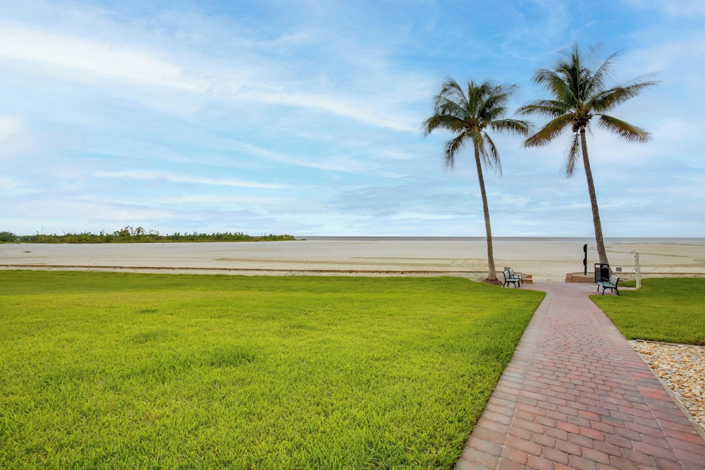 4 Mi to Lovers Key SP: Modern Condo w/ Ocean Views
