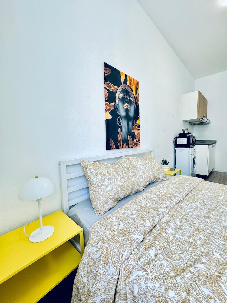 Cozy and Affordable Palace Studio