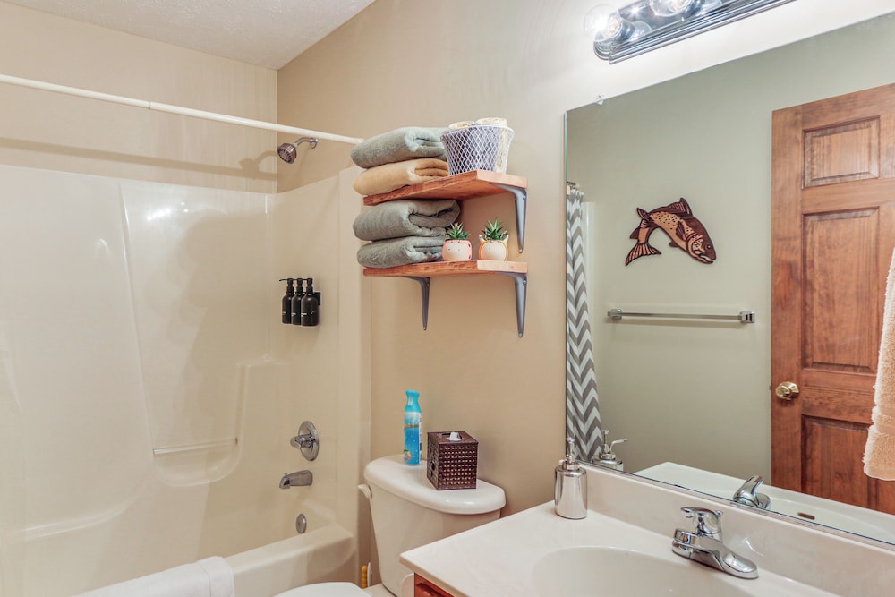 Great Cacapon Mtn Cabin w/ Private Hot Tub + Views