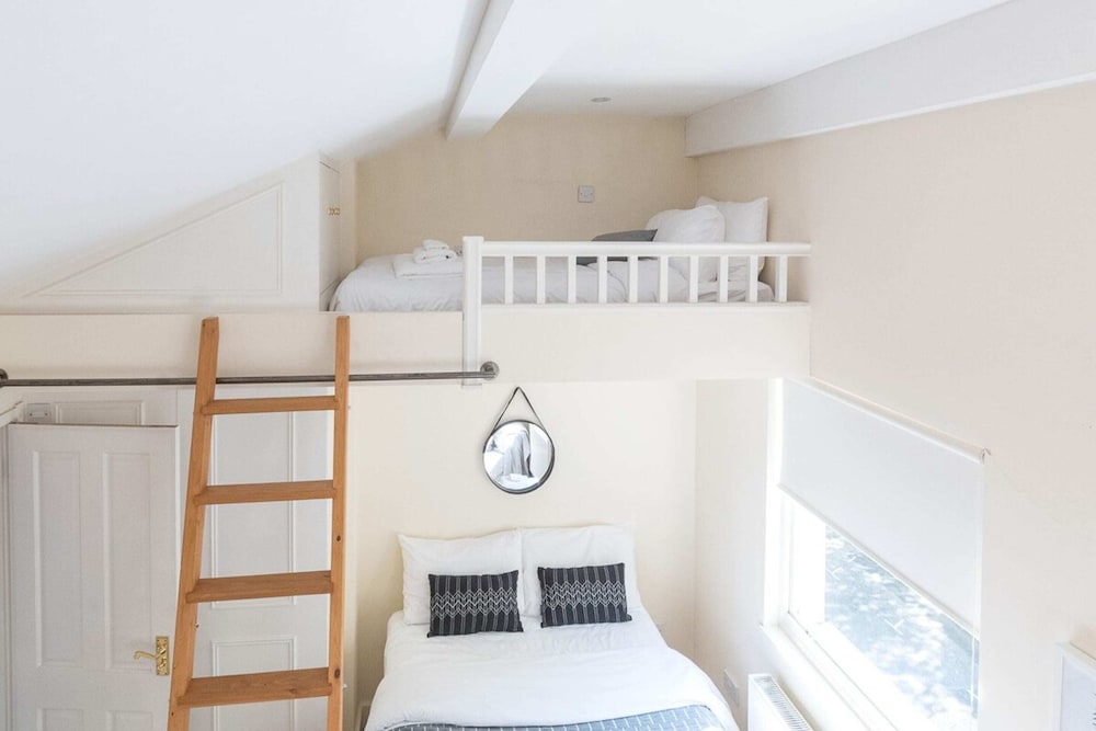 Elegant 3 Bedroom Home Located in South Kensington