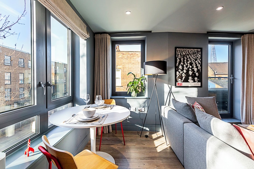 Bermondsey Bliss: Views, Comfort, and City Access!