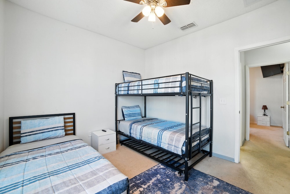 Family Retreat With Private Pool Near Disney! 3 Bedroom Residence