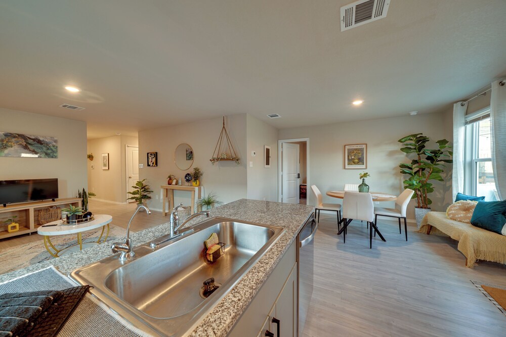 Easy Access to Dtwn San Antonio: Suburban Home