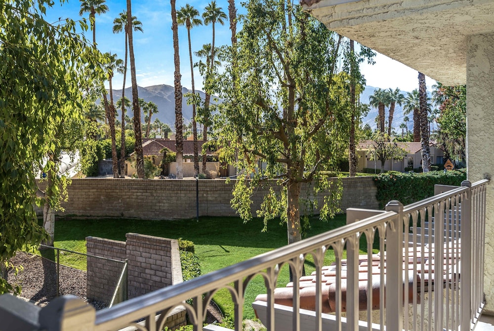 Stylish Condo With Panoramic View Community Pool