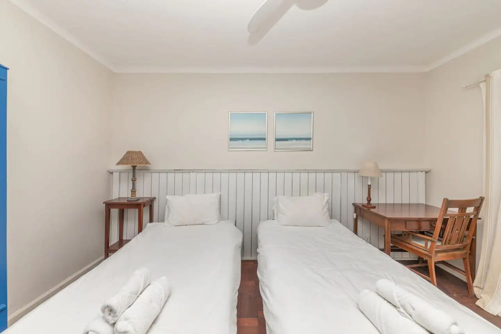 Tropical 1BD Hideaway Near Queens Beach, Fresnaye! view 2