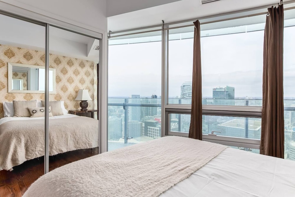 Panoramic 2 Bed CN Tower View parking - Image 5