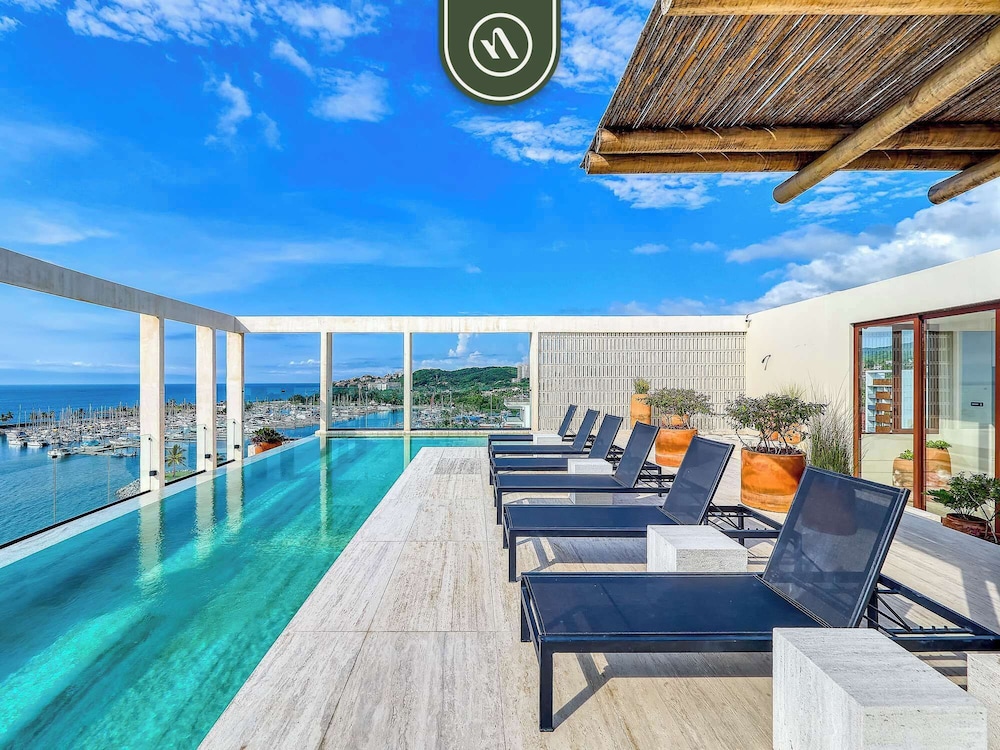 Luxury 4BR Oceanfront Condo - Private Beach - Pool