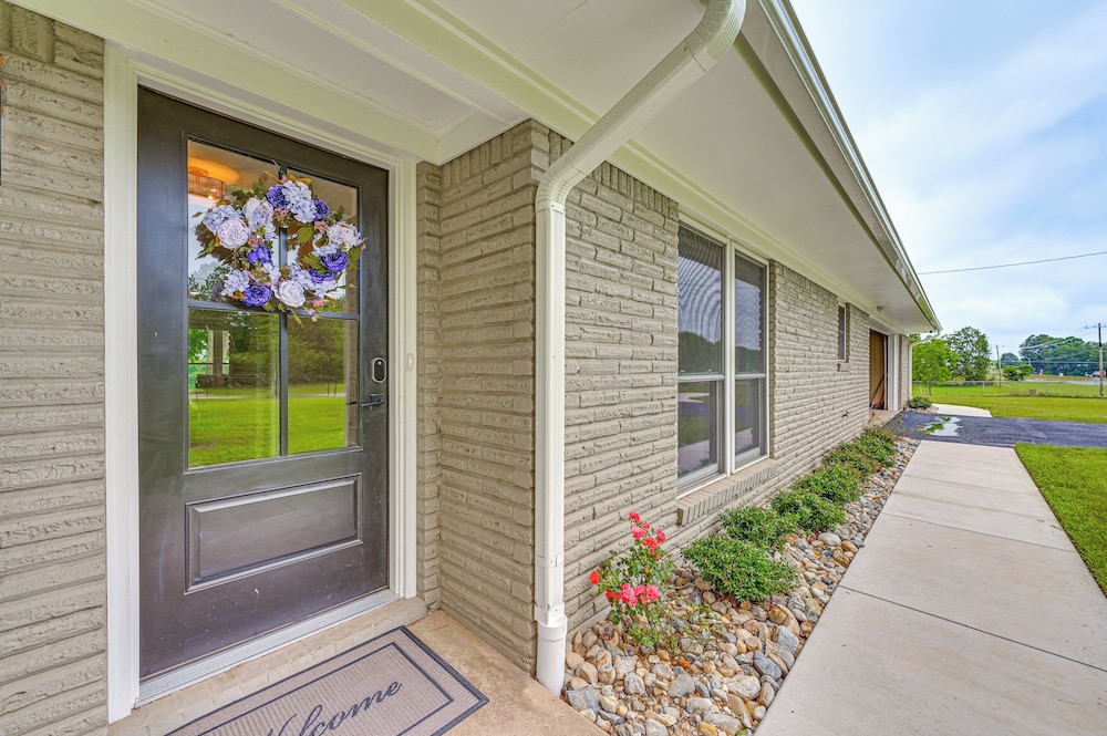 Patio, Yard, Views: Modern Home in Longview