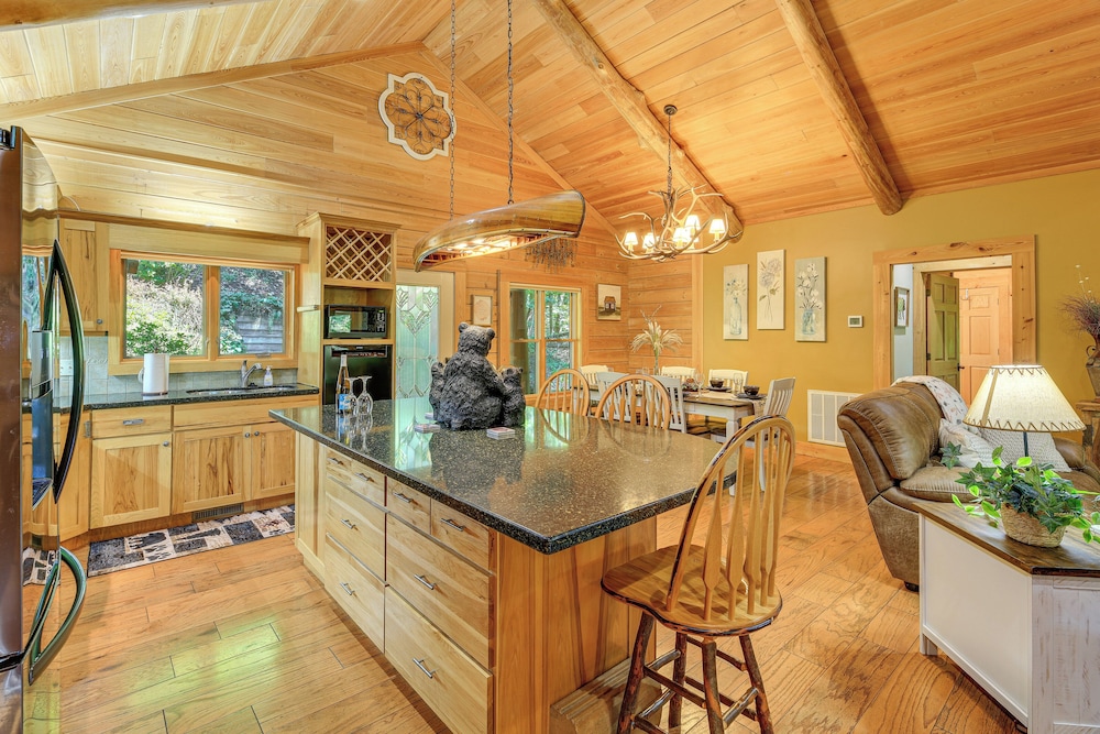 Near Boone-custom Built Cabin: 3 BR 3 BA W/hot Tub