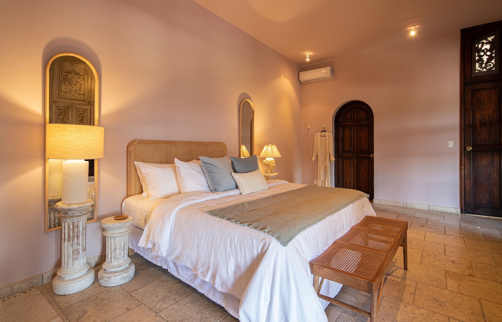 HOLT Magnificent 6BR Villa in Malanquin Golf Club view 2