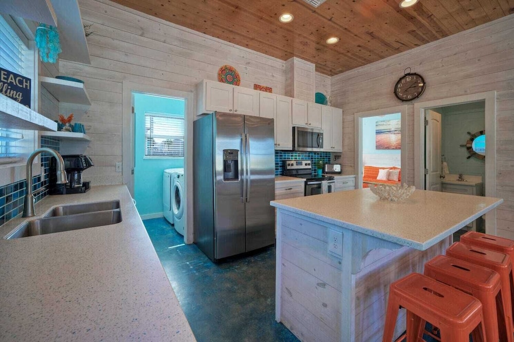 Sleeps 24, 2 Homes 2blocks to the Beach, Pool, Game Room, Patio w/ Outdoor Bar