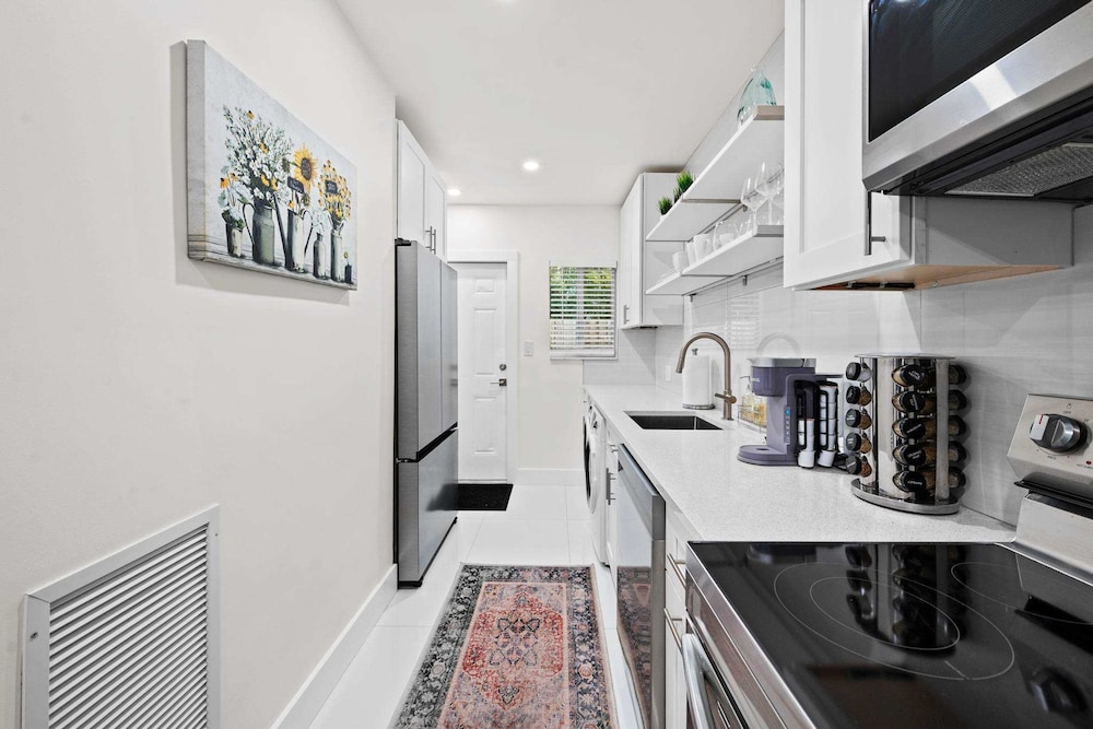 Uhost AI 4-unit Gem Mins to Las Olas Beach