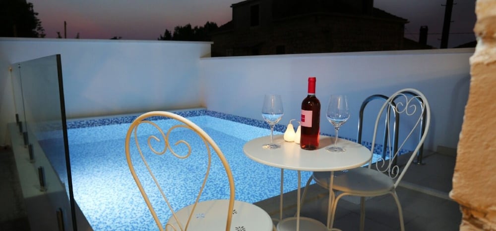Boutique Rooms - With Pool - 1 - R101