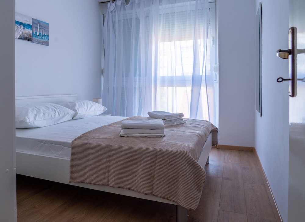 Spacious apt few min Walk to old Town and Beach view 5