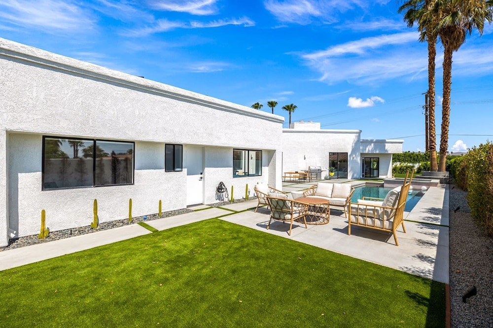 The Lighthouse- Monthly 4 bd 4 bth Pool Spa