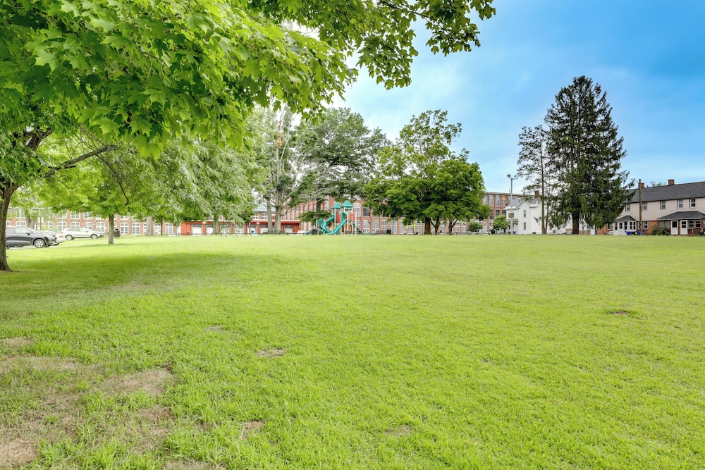 Easthampton Apartment Near Breweries & Rail Trail!