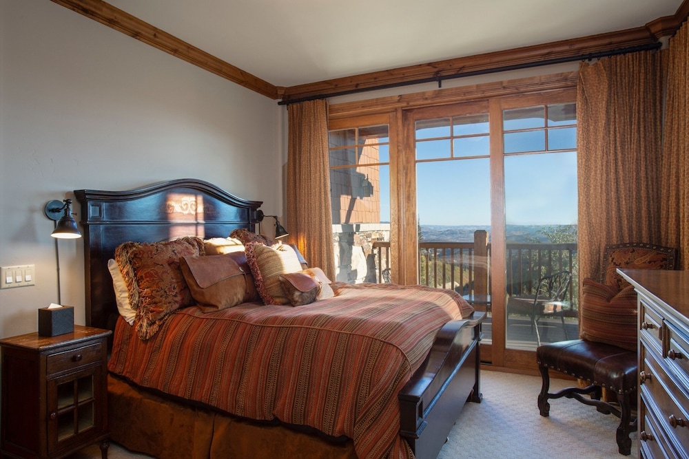 Grand Lodge - Three Bedroom #301 - Ski-in/ski-out 3 Condo