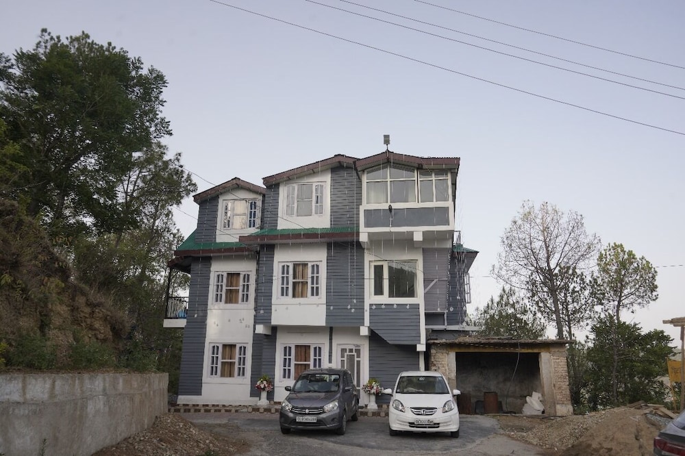 Hill Side Inn By Purple Tree Villa view 3