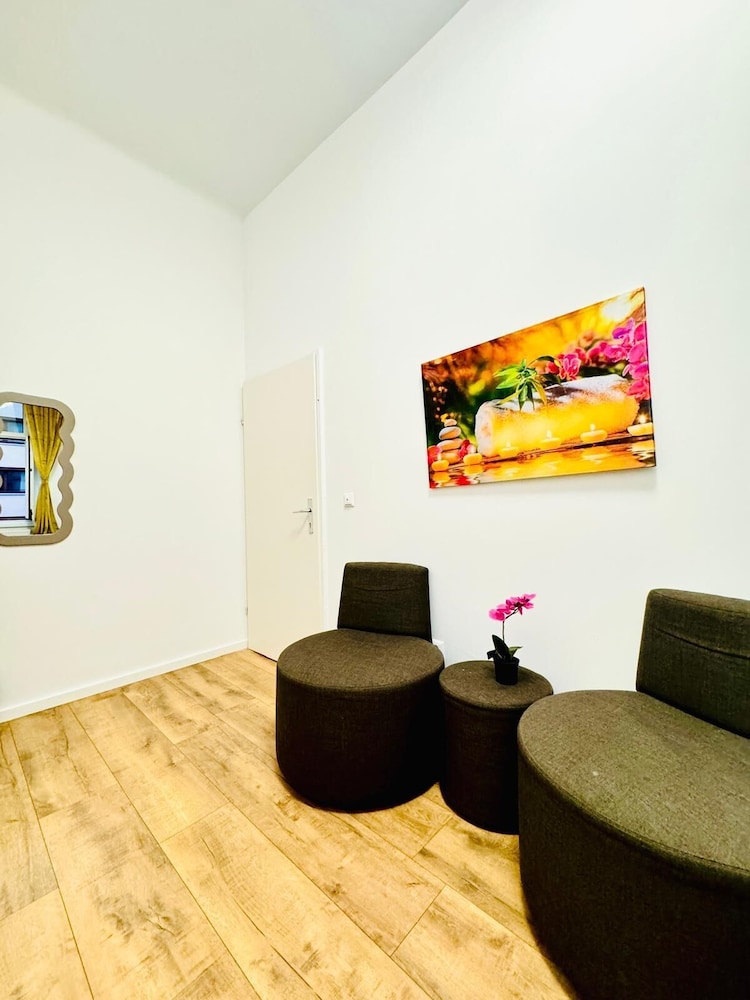 9BR Apt for 18P Walk to Augarten