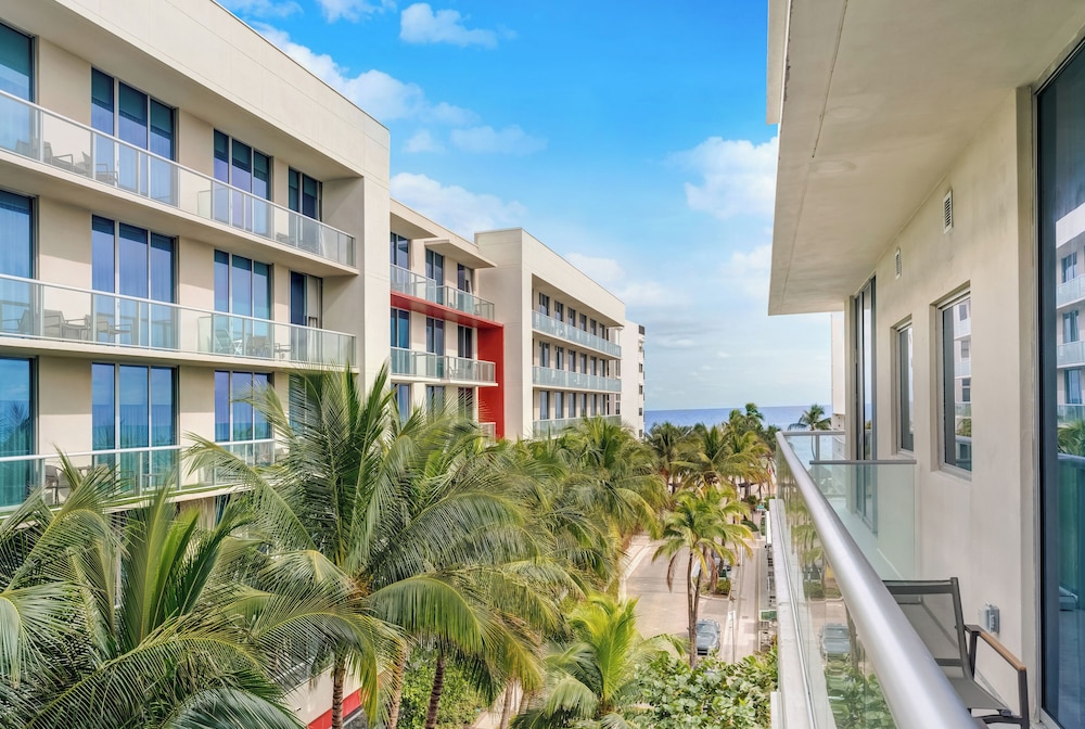 Condo Close to the Beach With Rooftop Pool & Gym - Image 1