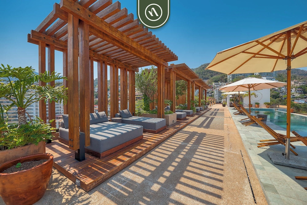 Oceanview Condo With Amazing Rooftop Pool - Gym