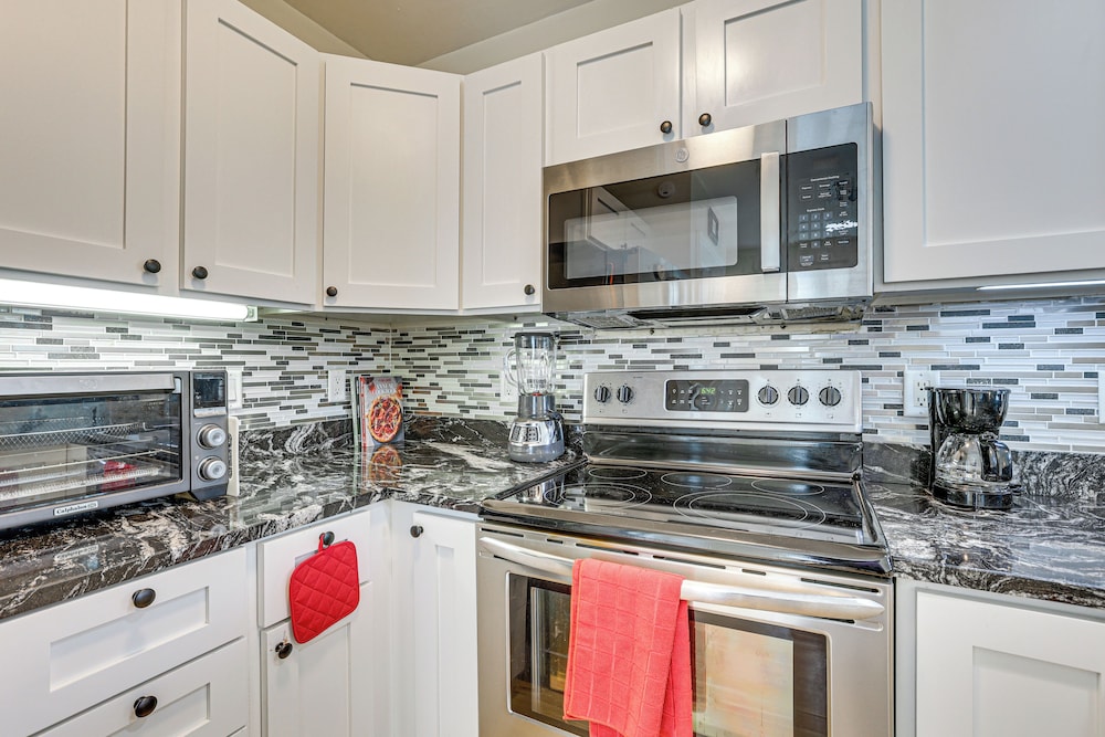 4 Mi to Beaches: St Simons Island Escape w/ Patio!