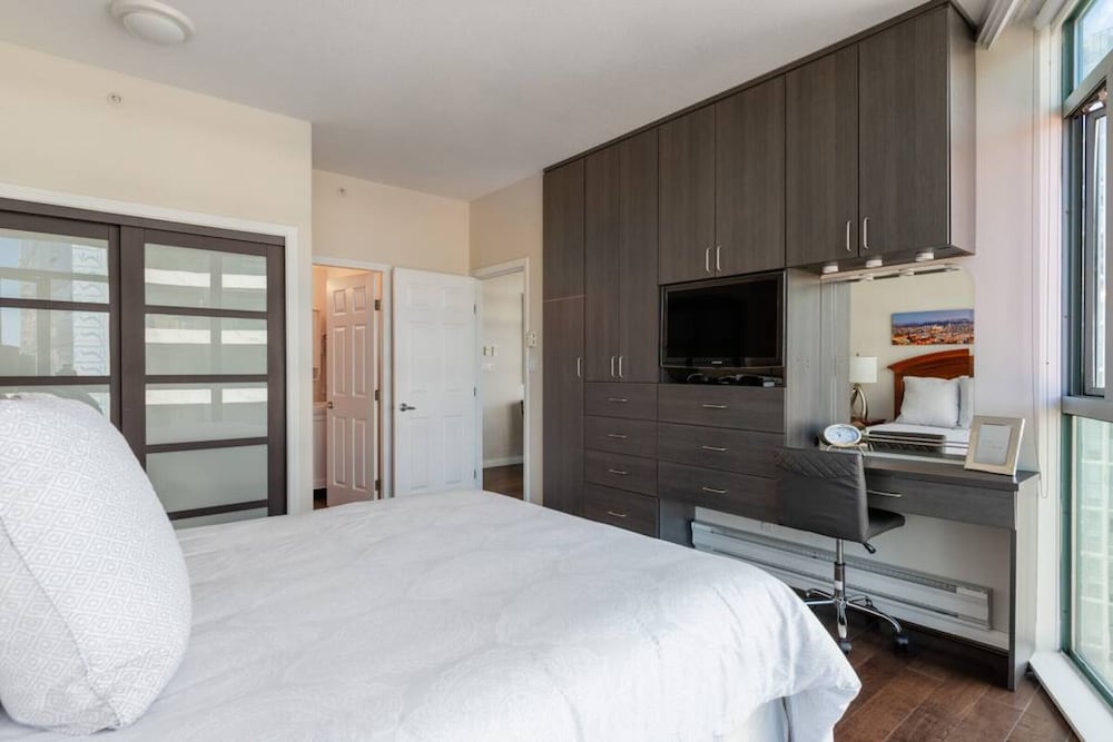 Beautiful 2 Bdrm 2bath Condo Downtown With Views of the Ocean