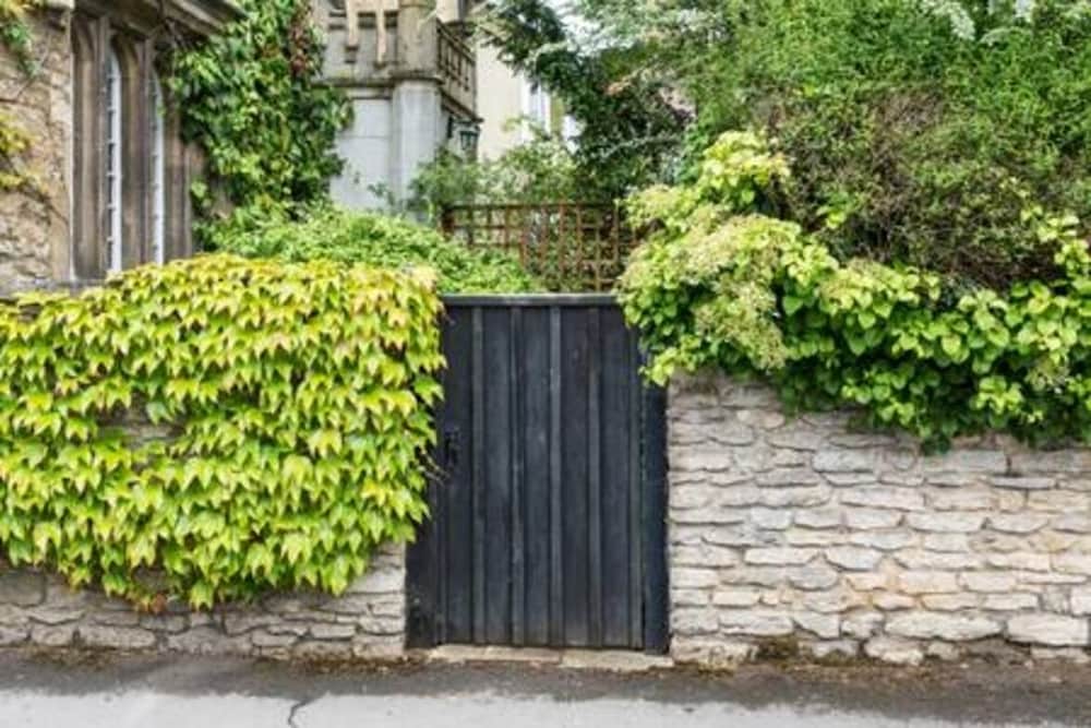 Basement Studio in Summertown With Kitchenette