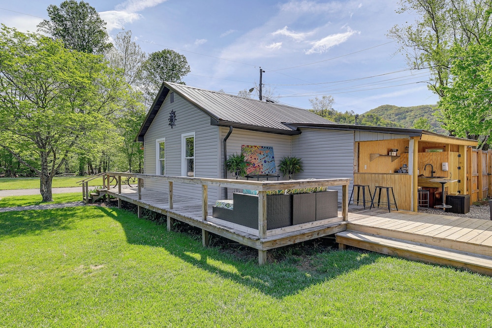 Walk to River & Trails: Cozy Damascus Cottage!