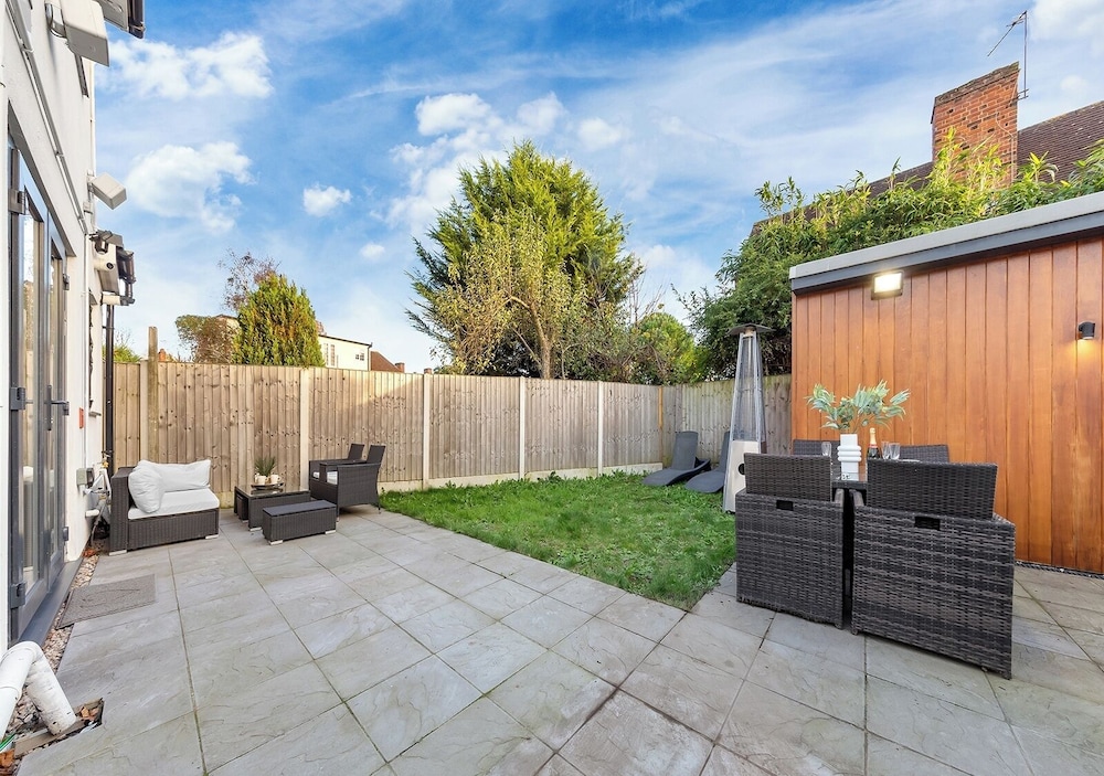 Spacious 4BR Home in Brentford, Free Parking