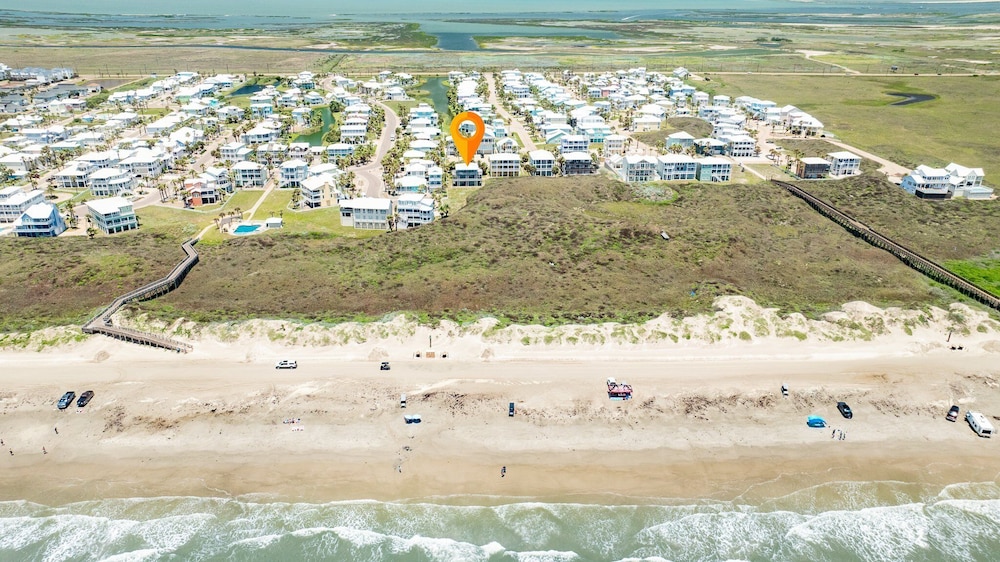 Beach Front Baby Ocean Views, Golf Cart & Pet Friendly!