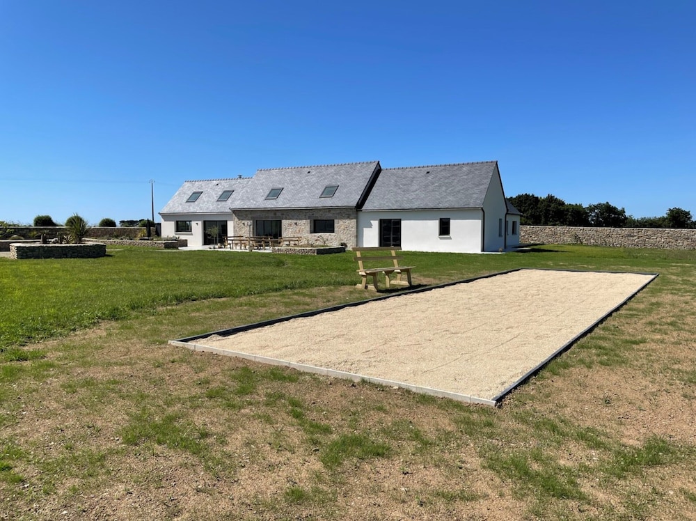 House in Ploudalmezeau With Heated Pool & Beaches