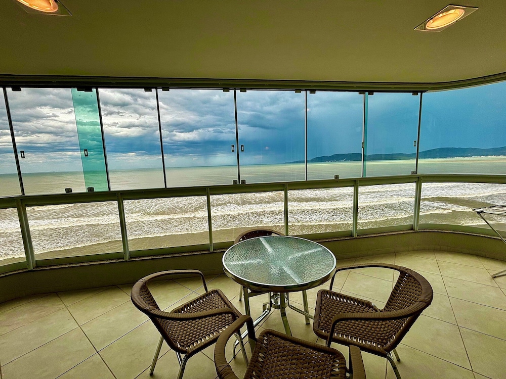 Apt w/ Gourmet Balcony Oceanfront Rkr0502
