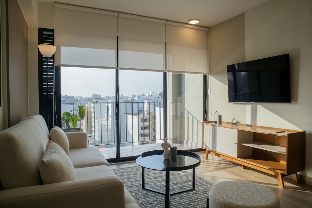 w Impressive 2BR With Balcony in Miraflores