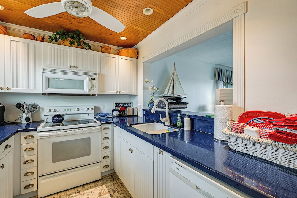 Steps to Naples Bay & Tin City: Condo w/ Pool!