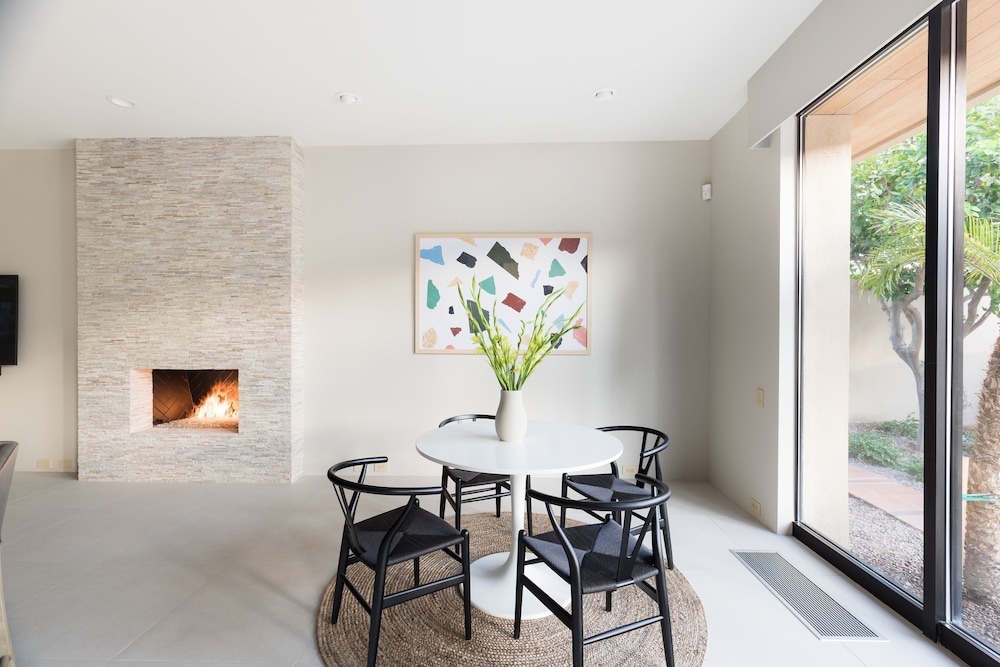 Moonshine by Avantstay Modern Stylish Estate w Bar Fire Pit Hot Tub 5 bd